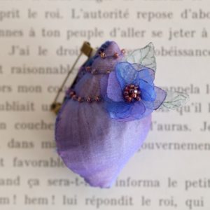 青紫の貝と花のブローチ